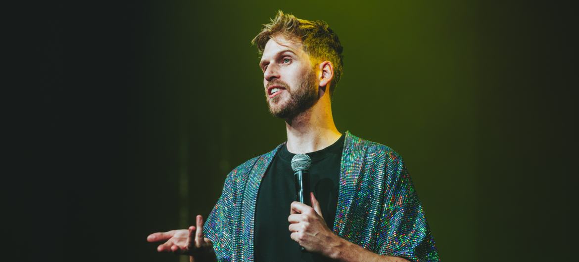 O humorista francês Paul Cabannes faz shows por todo o Brasil