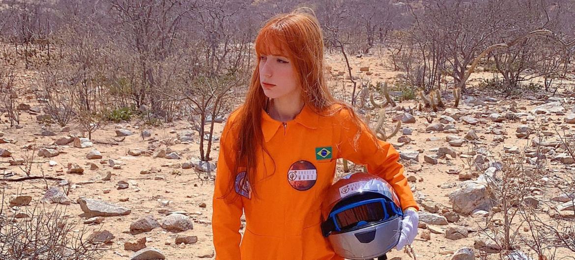 A engenheira biomédica Lorrane Olivlet em treinamento no Habitat Marte, centro de pesquisa no Brasil