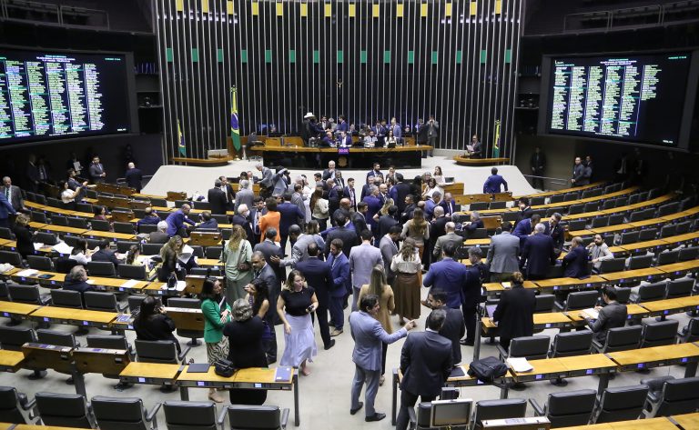 Discussão e Votação de Propostas Legislativas.