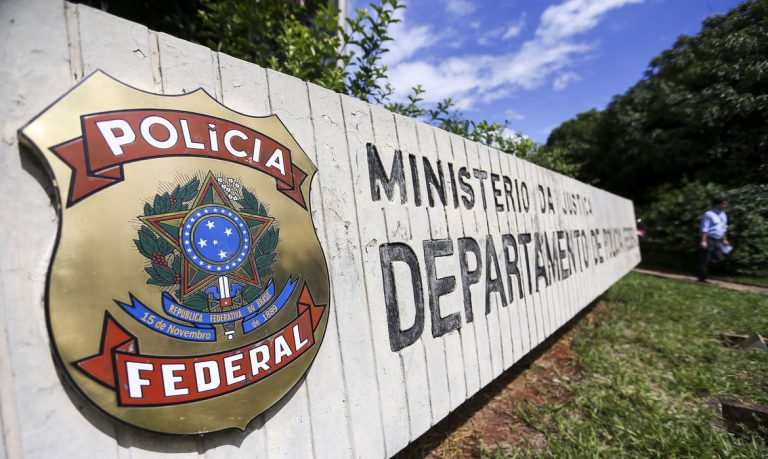 Placa escrito Polícia Federal