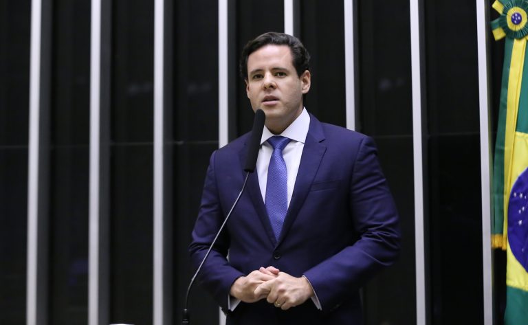 Deputado Rodrigo Valadares fala ao microfone