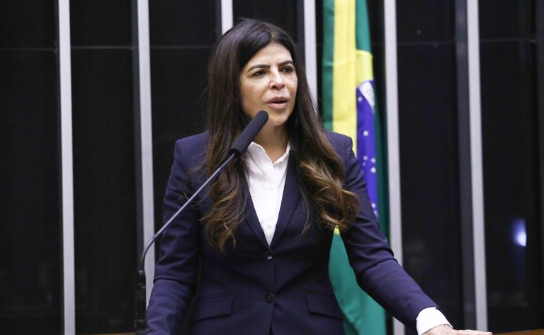 Deputada Antonia Lucia (Republicanos-AC) fala no Plenário da Câmara dos Deputados
