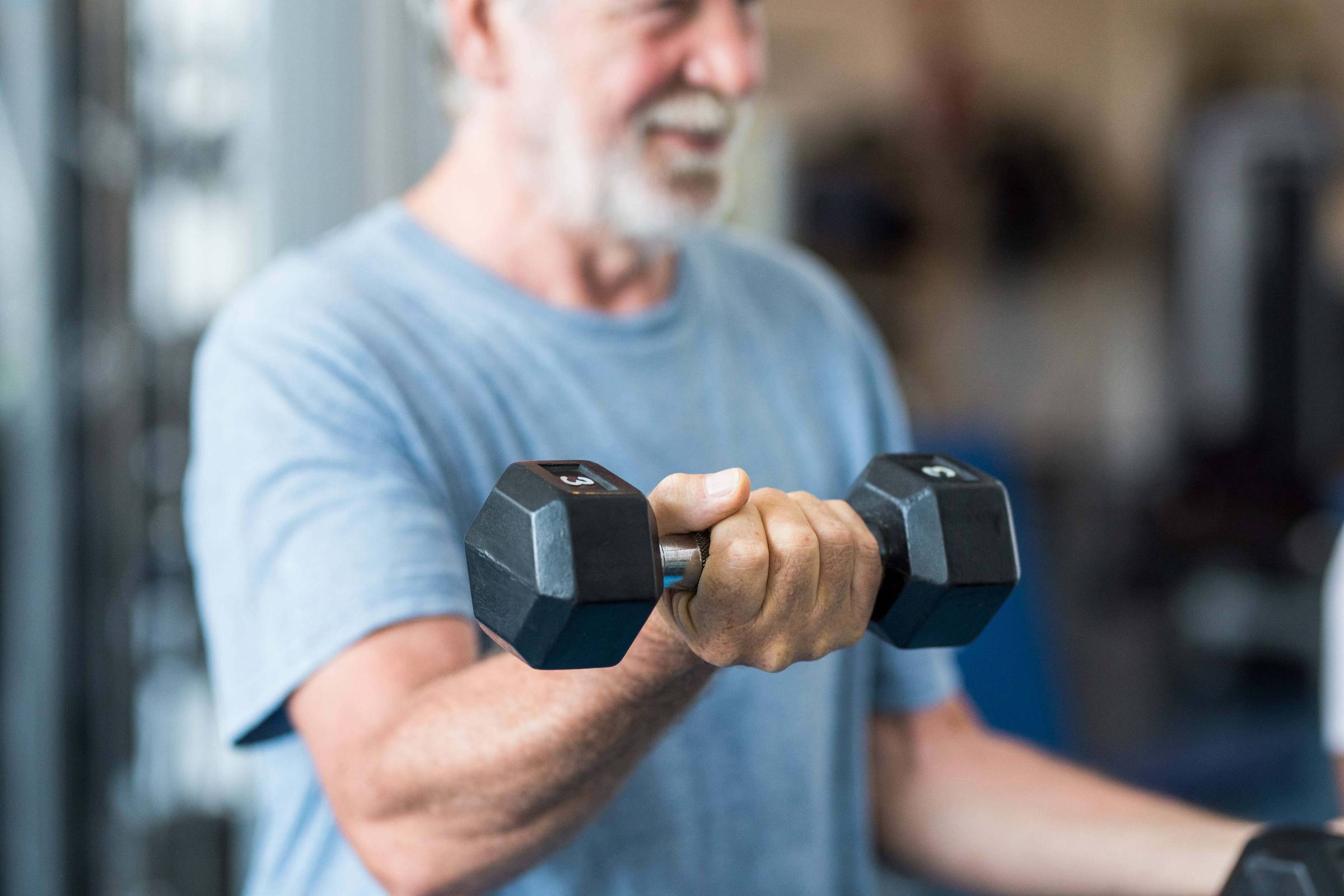 Dificuldade de levantar 5 kg dá pistas para saúde em 50+ - 19/07/2025 - Equilíbrio