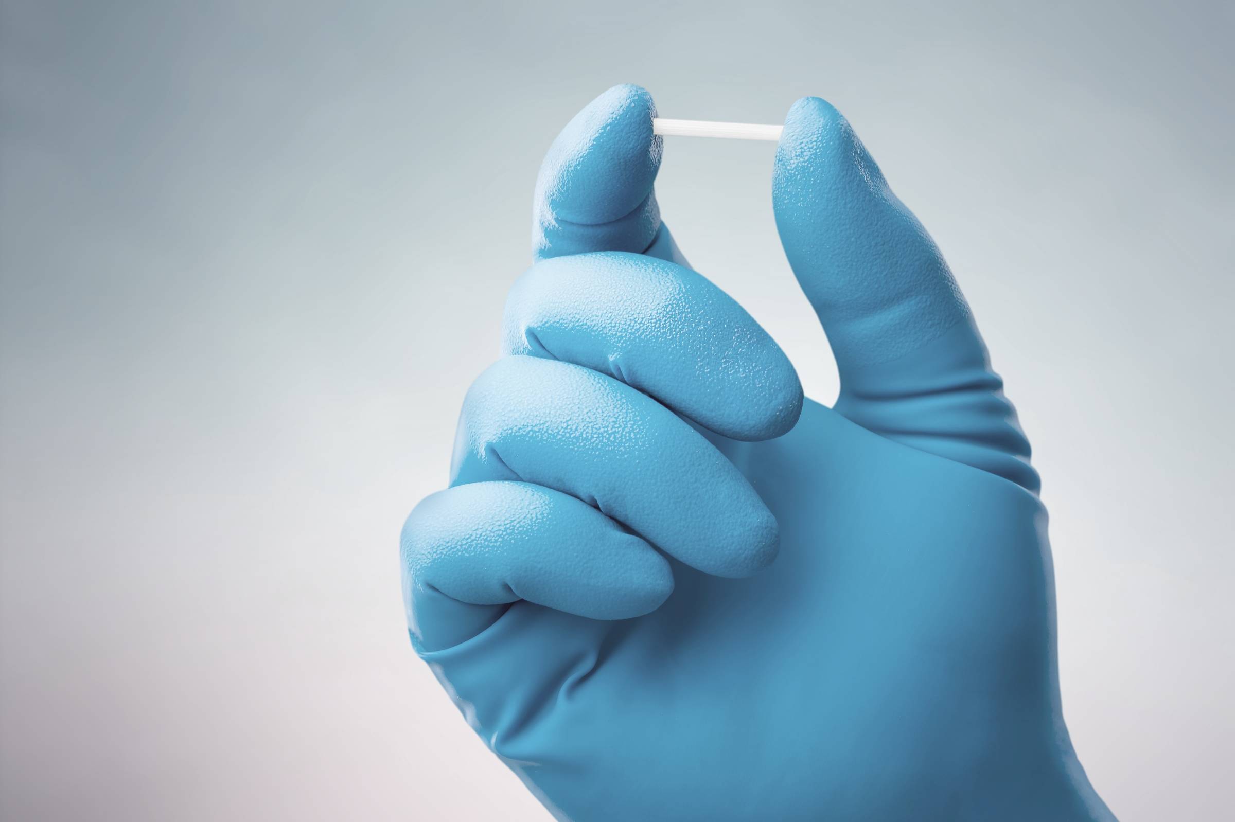 Implante hormonal ou chip de beleza é uma aplicação subcutânea nas mãos do médico.