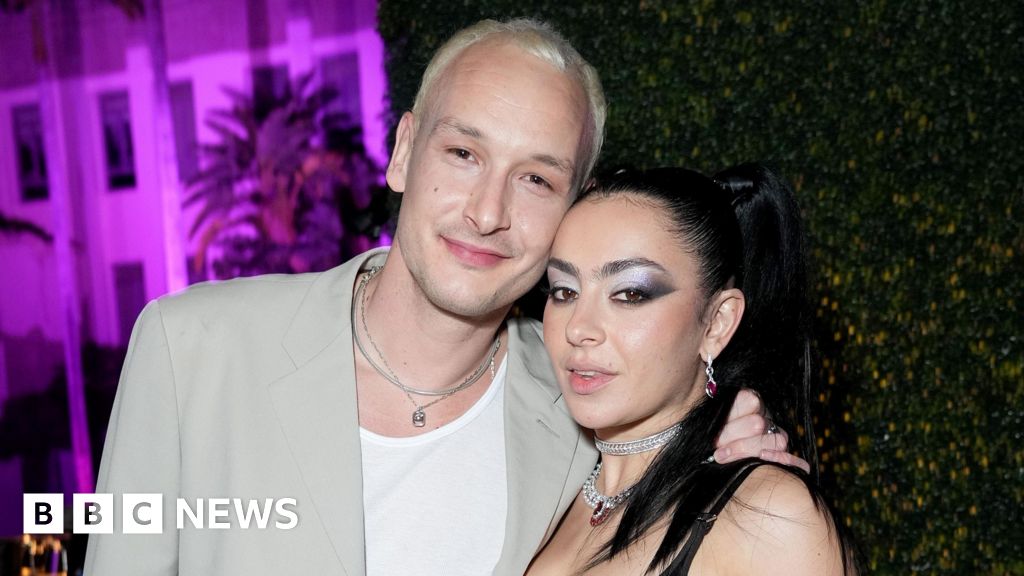 Charli Xcx se casou com o baterista do George Daniel de 1975