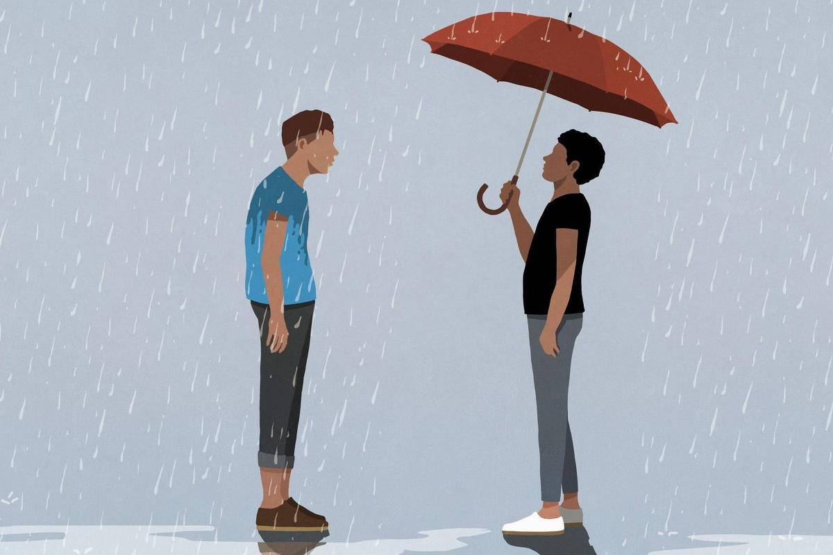 A imagem mostra dois personagens em um ambiente chuvoso. Um dos personagens, à esquerda, está vestindo uma camiseta azul e calças escuras, enquanto o outro, à direita, usa uma camiseta preta e calças cinzas. O personagem da direita está segurando um guarda-chuva vermelho, que está aberto, enquanto o personagem da esquerda parece estar exposto à chuva. O fundo é cinza, representando um dia nublado, e há reflexos de água no chão.