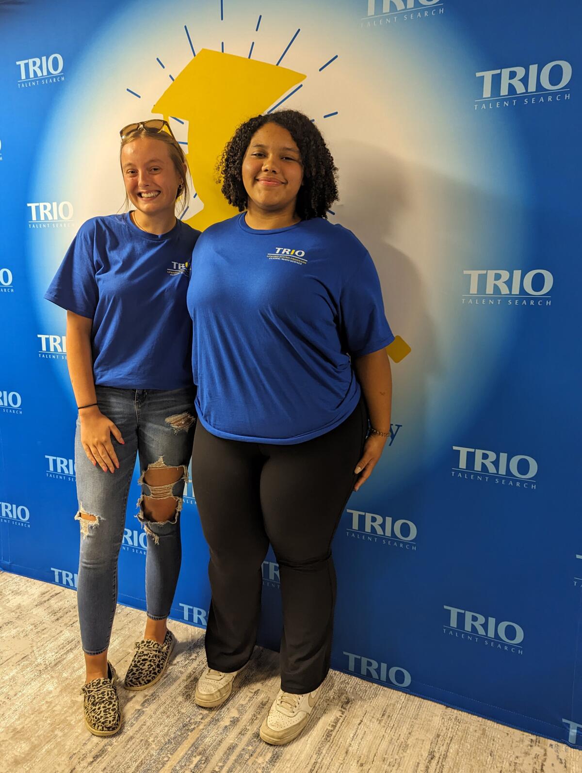 Os alunos Zoey Griffith (à esquerda) e Aniyah Caldwell dizem que o programa de limite ascendente tem mudado a vida para eles. Upward Bound é um dos oito programas federais sob o guarda -chuva do trio.