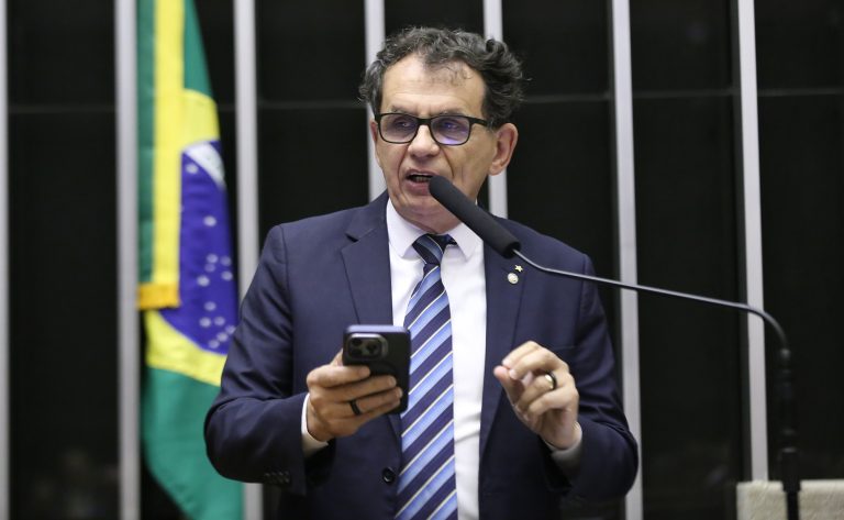 Deputado Reimont (PT-RJ) fala no Plenário da Câmara dos Deputados