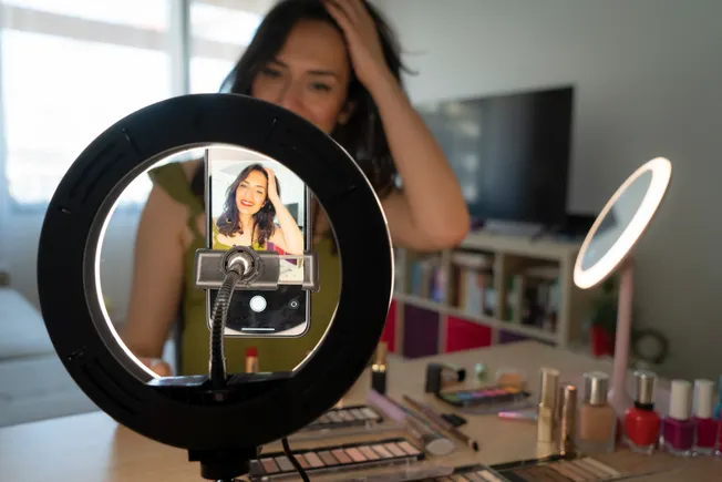 YouTube simplifica a marca, parcerias criadoras com novas soluções