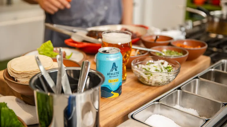 Athletic Brewing aposta em cerveja sem álcool nesta temporada de futebol