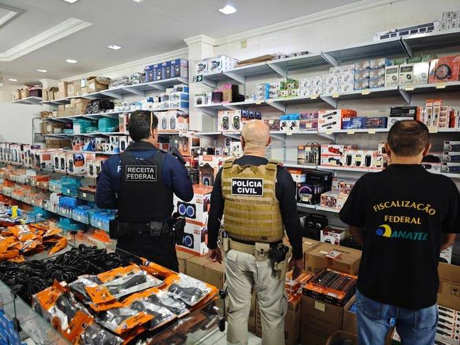 policiais-e-fiscais-em-loja-de-eletronicos