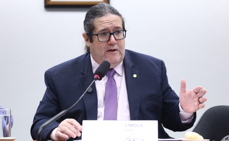 Deputado Tarcísio Motta (Psol-RJ) fala em comissão da Câmara dos Deputados