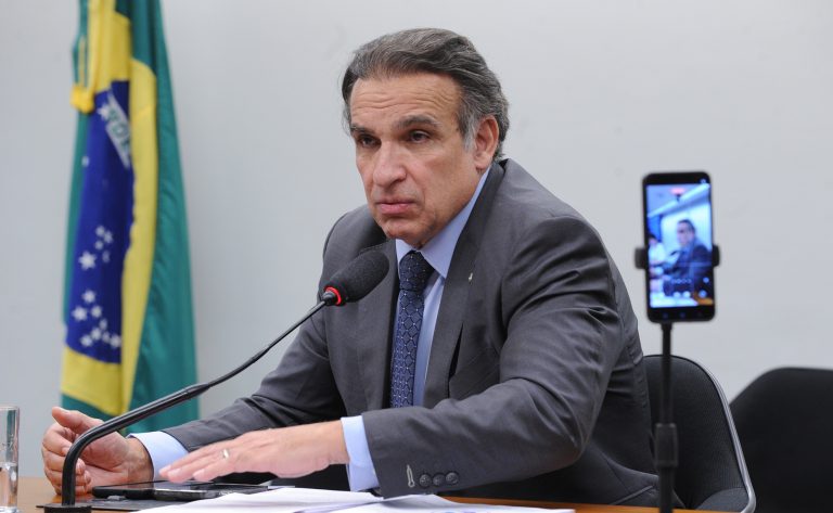 Deputado Hugo Leal fala ao microfone