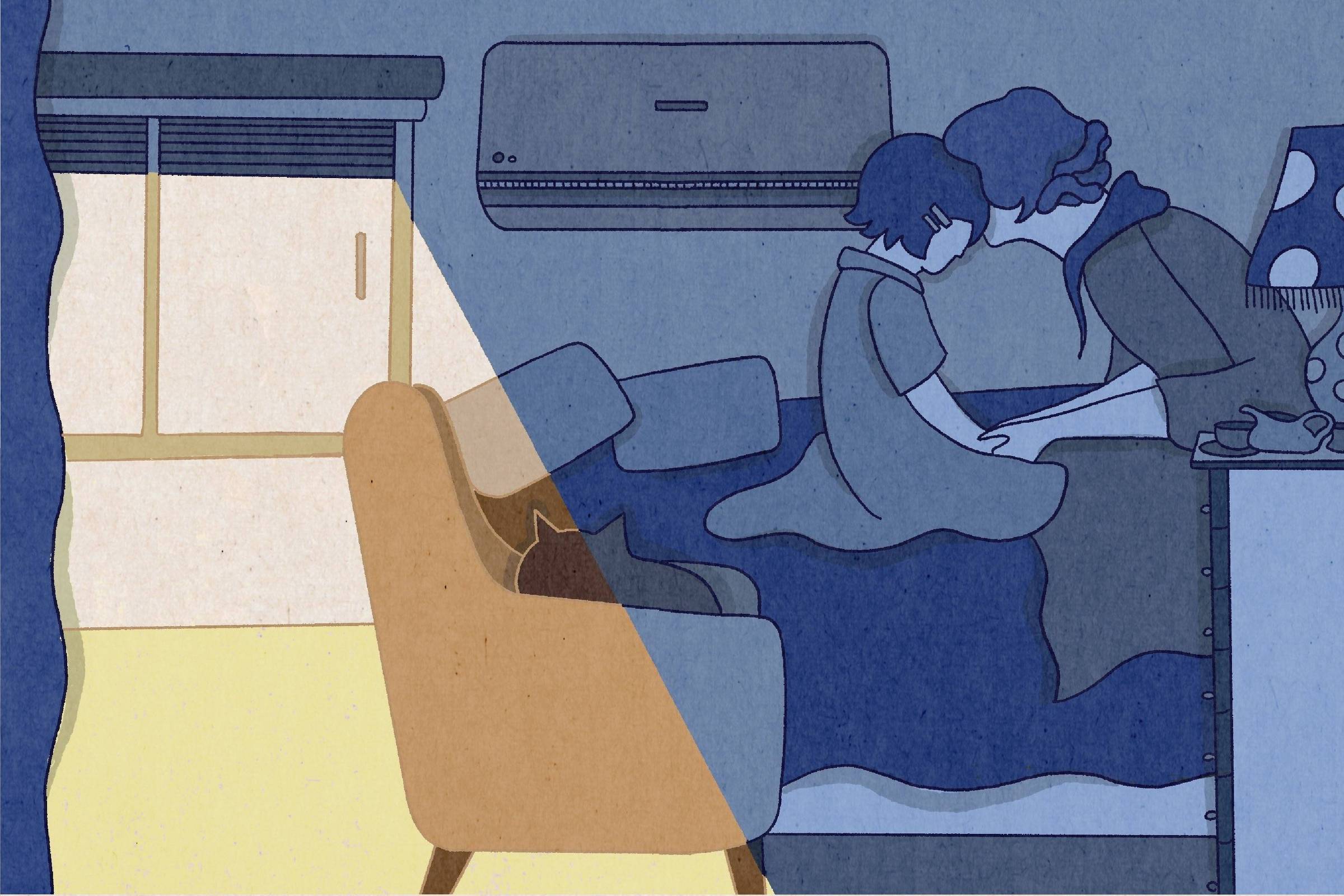 Mãe coloca criança para dormir em uma parte escura do quarto que contém um ar condicionado. Luz passa pela persiana semi aberta, criando uma pequena área iluminada no canto do quarto.