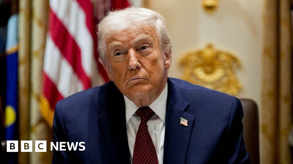 Trump critica países europeus “decadentes” e líderes “fracos”