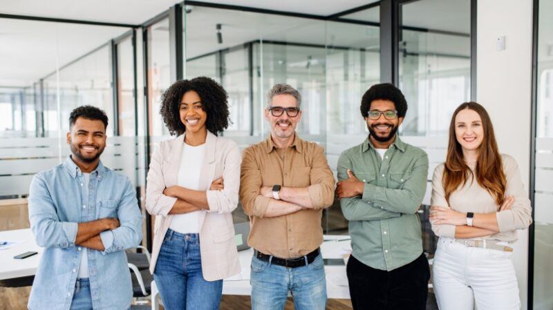 Promova a inovação além da liderança: capacitando os funcionários para tomarem iniciativas