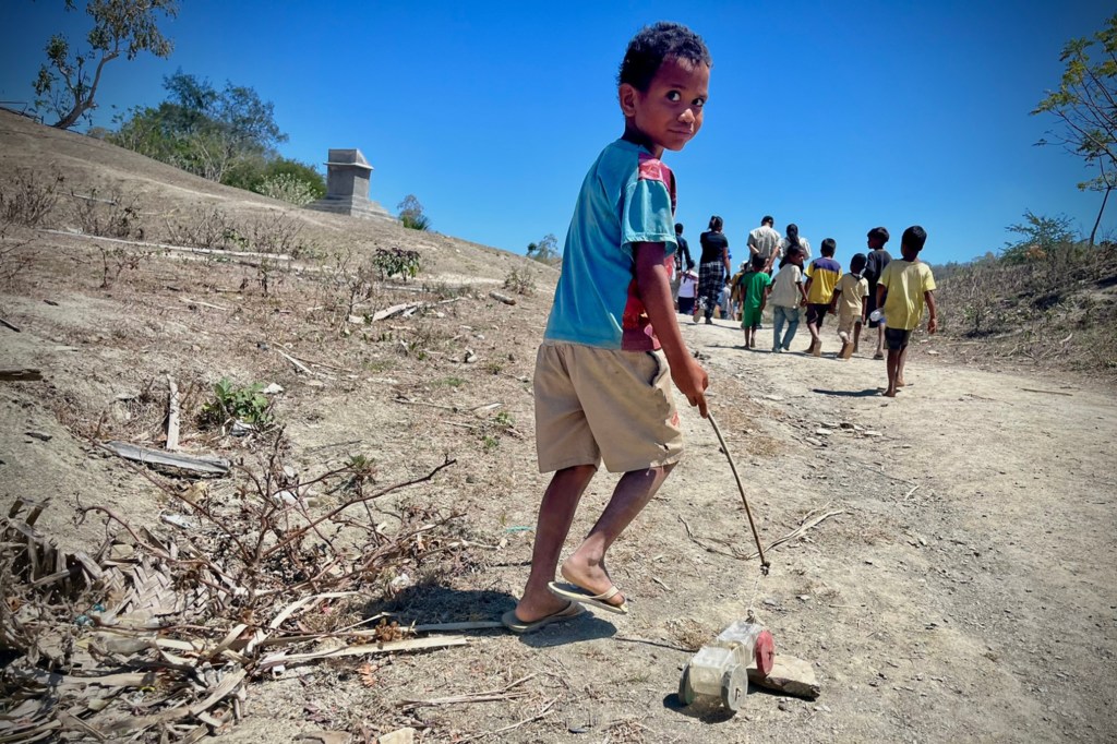 Crianças brincam na aldeia de Rai-mutin, em Timor-Leste