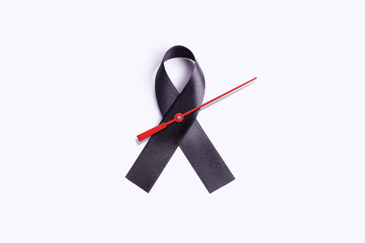 Fita preta em formato de laço com ponteiros de relógio vermelhos sobrepostos, simbolizando passagem do tempo e luto.