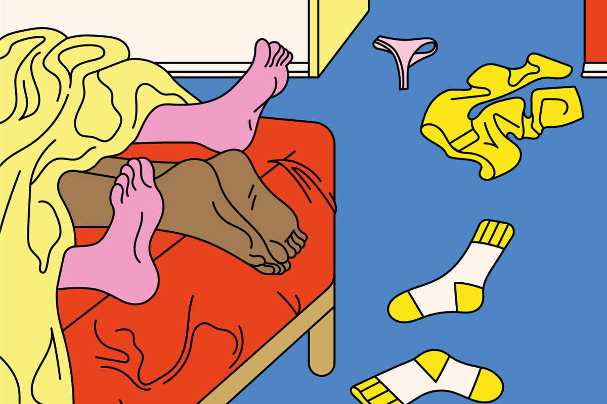 A imagem mostra um quarto com duas camas. Em uma cama, há duas pessoas deitadas, com os pés visíveis, cobertos por um lençol. O chão está bagunçado com meias e roupas espalhadas. A janela mostra um céu noturno com uma lua crescente. A outra cama está desocupada, com um edredom vermelho. As paredes têm cores diferentes, uma delas é rosa e a outra é amarela.