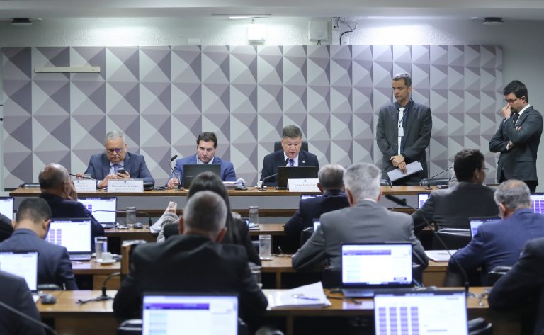 Deputados reunidos no plenário