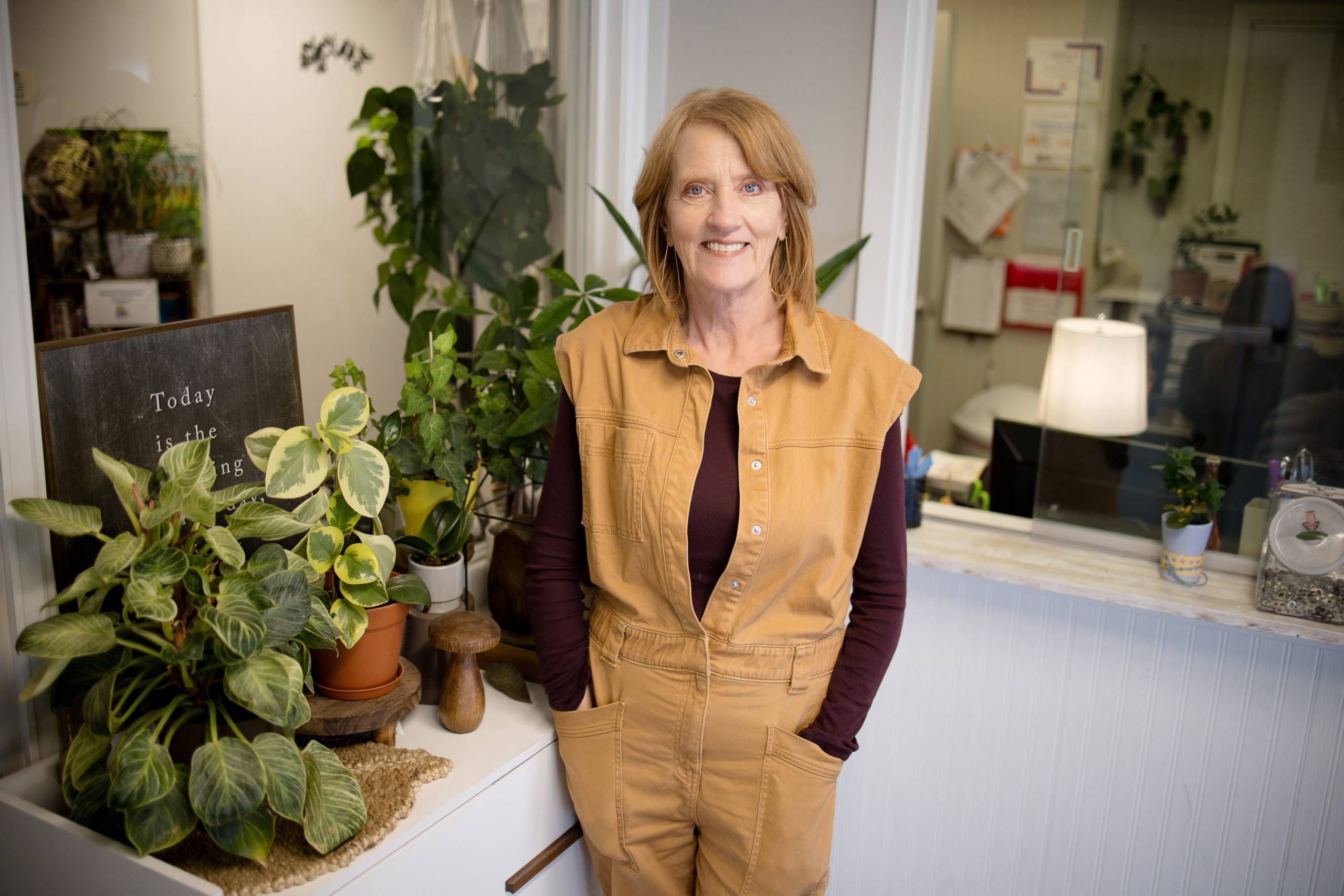 Mulher em pé no quarto