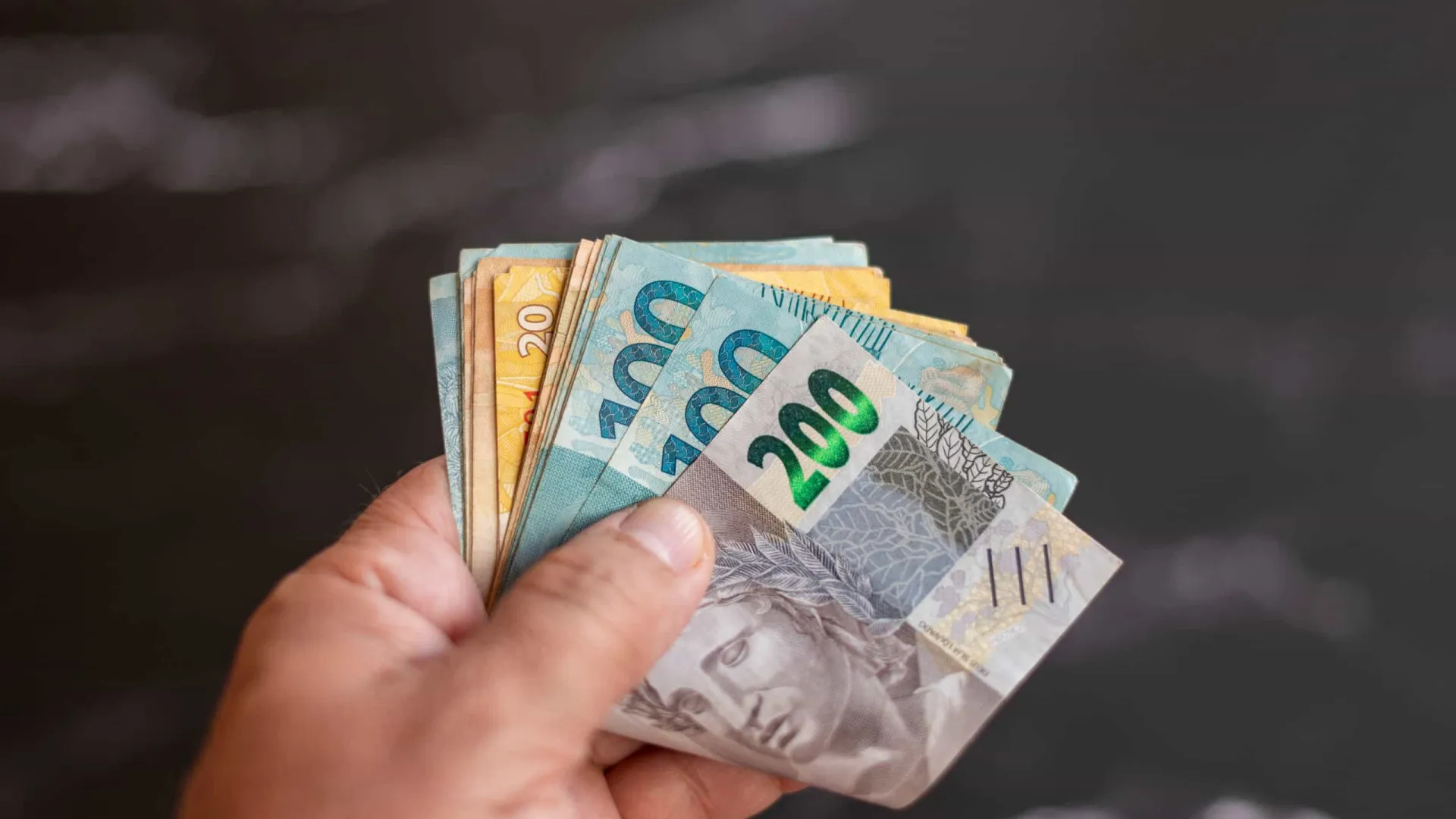 Chuva de dinheiro! 4 signos vão ter a carteira cheia antes do mês acabar