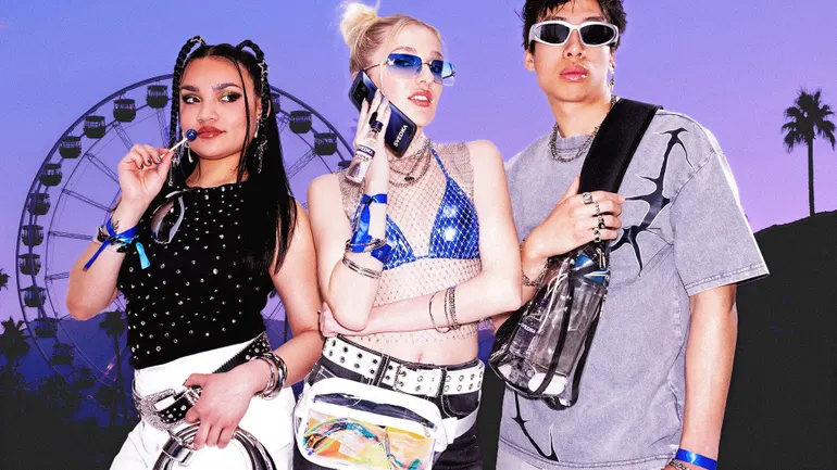 Svedka aborda o esgotamento digital da Geração Z com telefone flip inspirado no Y2K