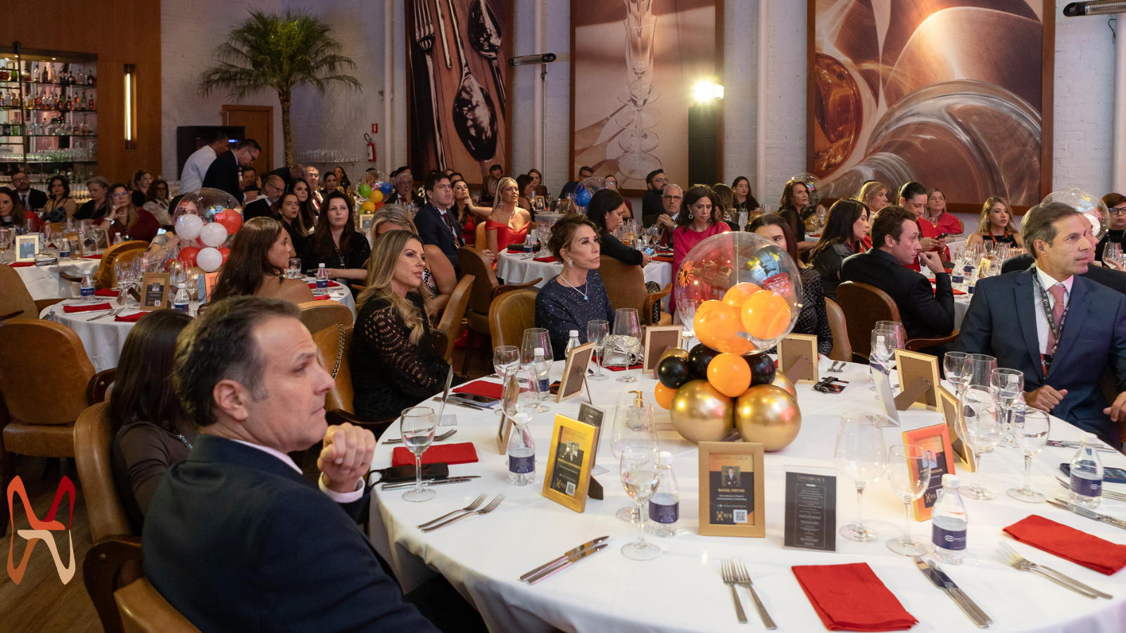 Empresários e executivos durante o 5º Jantar de Gala do Hub MFN em São Paulo.
