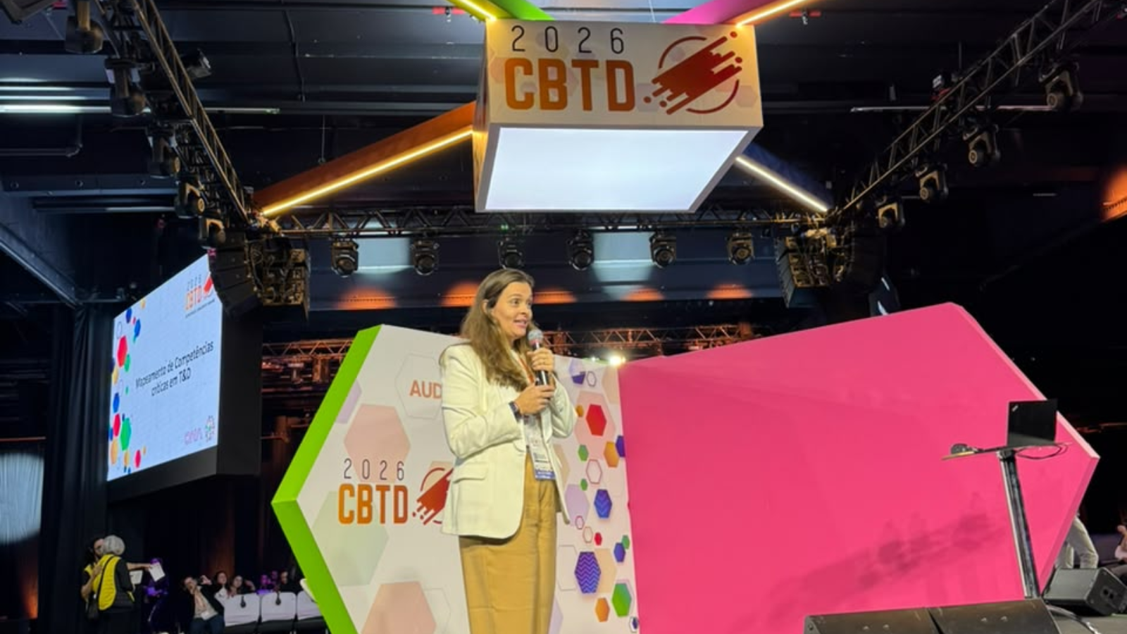 Alessandra Oliveira durante palestra da Fellipelli no CBTD 2026 sobre liderança, neurociência e inteligência emocional em cenários de alta complexidade.