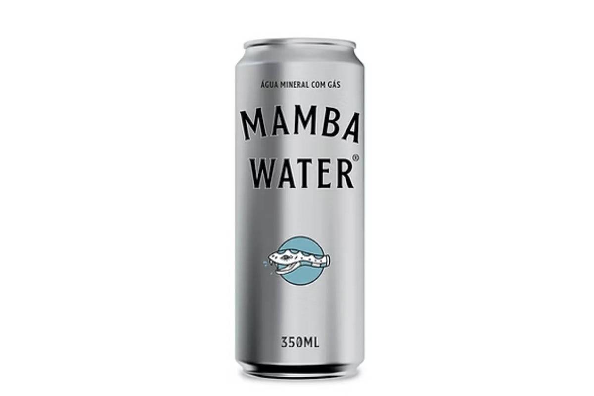 Lata prateada de 350 ml com a marca