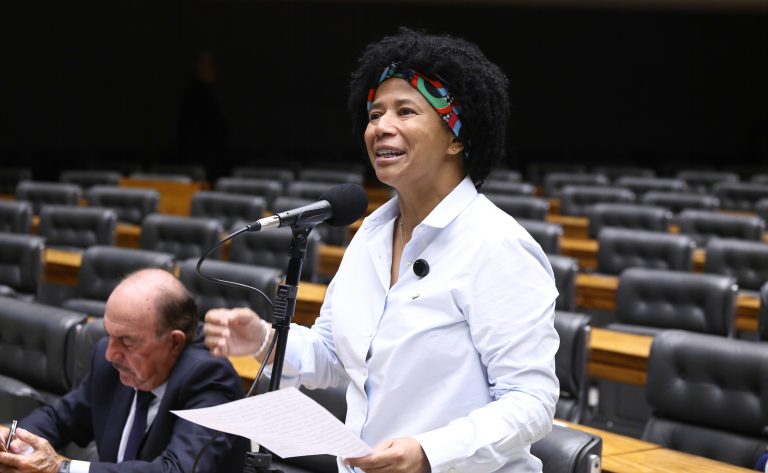 Comissão aprova criação de símbolo nacional para conscientização sobre doenças raras