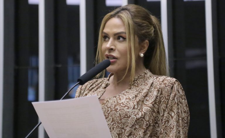 Comissão aprova licença menstrual para estudantes com endometriose ou adenomiose