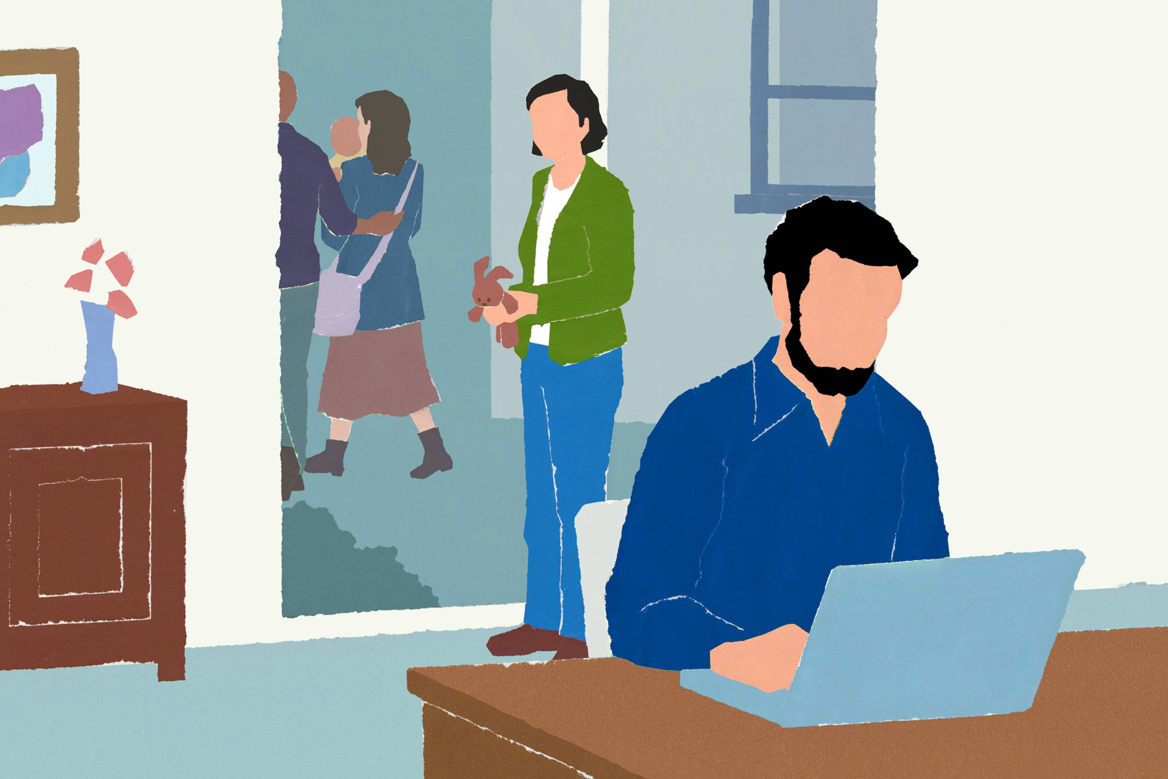 Homem sentado à mesa usando laptop em ambiente interno. Ao fundo, mulher de casaco verde segura objeto enquanto observa duas pessoas conversando próximo à porta.