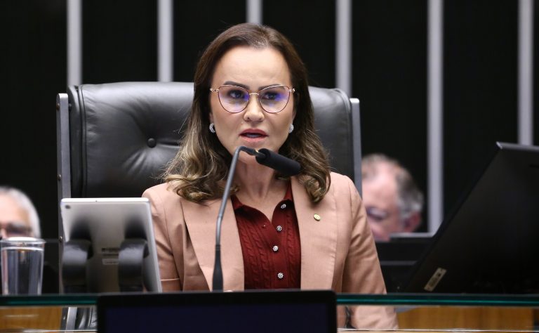 Comissão aprova programa de incentivo à contratação de mães atípicas