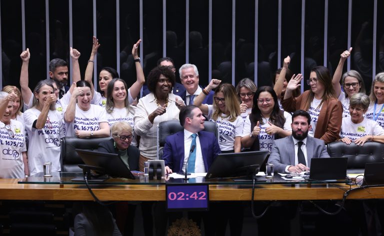 Discussão e votação de propostas legislativas.